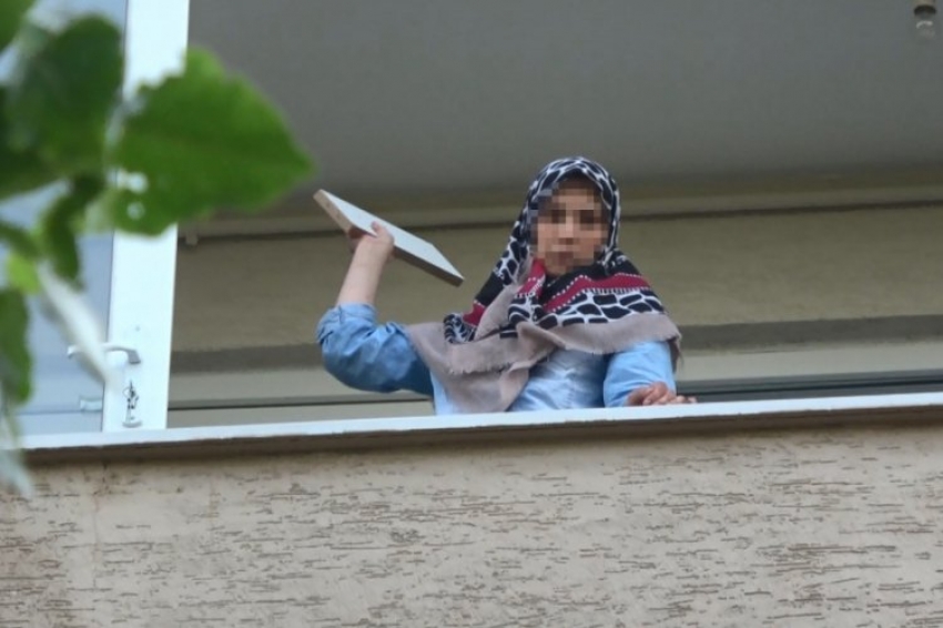 Bursa'da sinir krizi geçiren kadın balkona çıkarak...