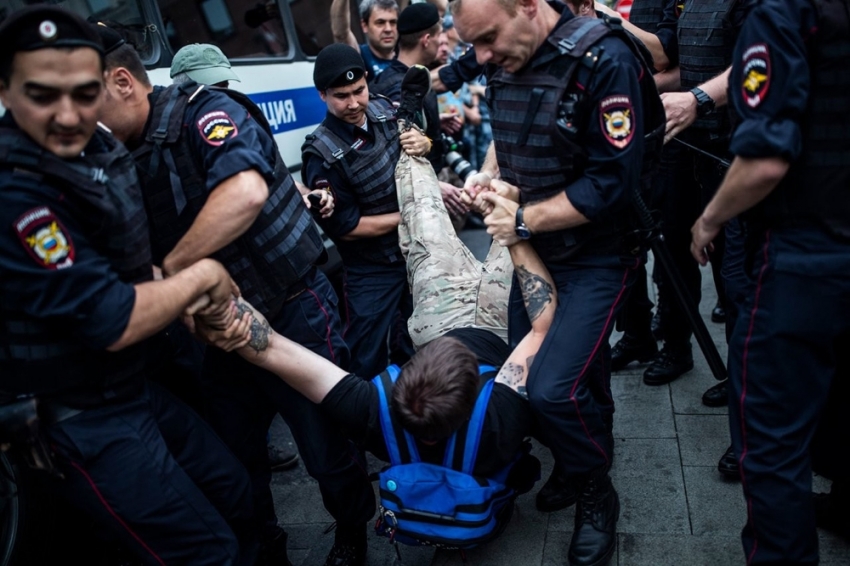 Rus gazeteci protestosu Kremlin’e sıçradı