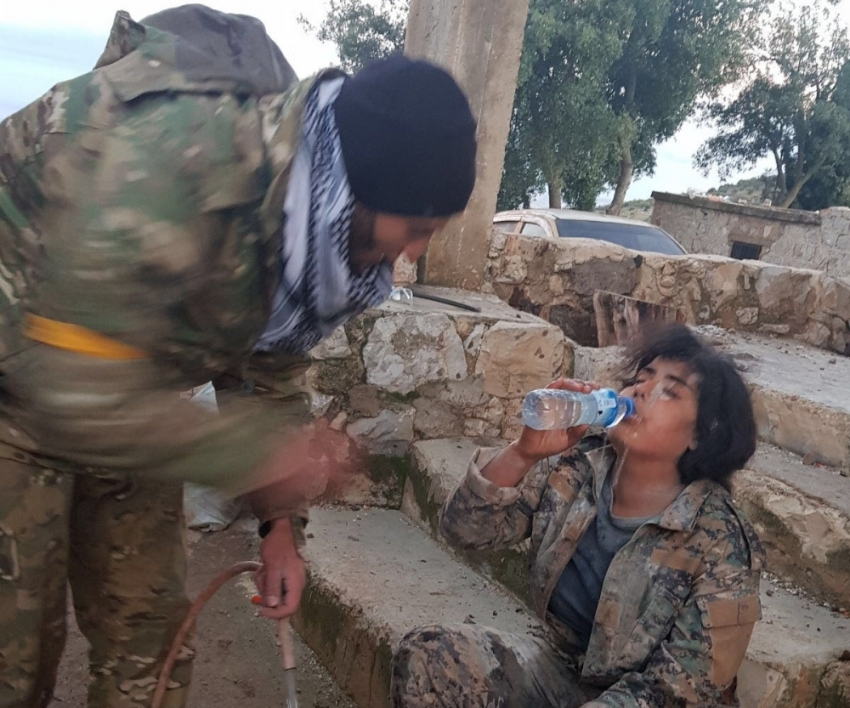 ÖSO askeri esir aldığı YPG’li teröriste su verdi