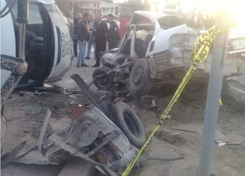 Otomobille minibüs çarpıştı: 1 ölü, 1 yaralı