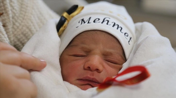 Defne Devlet Hastanesi'nde doğan ilk bebeğe 