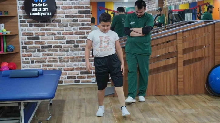 Deprem korkusuyla arabada yaşayan Hasan proteze kavuştu
