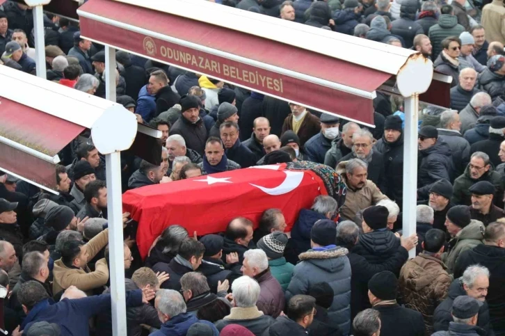 Depremde hayatını kaybeden genç icra müdürü Eskişehir’de toprağa verildi
