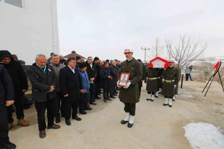 Depremde kaldığı otelin yıkılması sonucu vefat eden Aksaraylı asker toprağa verildi
