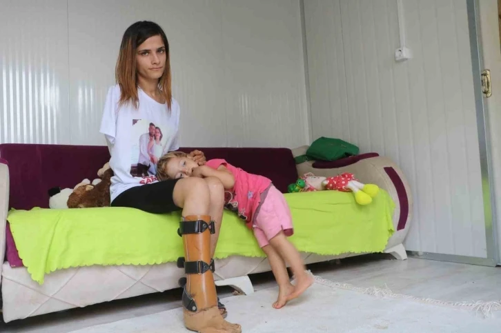 Depremde kolunu kaybeden anne, kızıyla olan hayallerini gerçekleştirebilmek için biyonik kola kavuşmak istiyor

