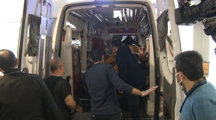 4 yaralı depremzede ambulans uçakla Ankara’ya getirildi.