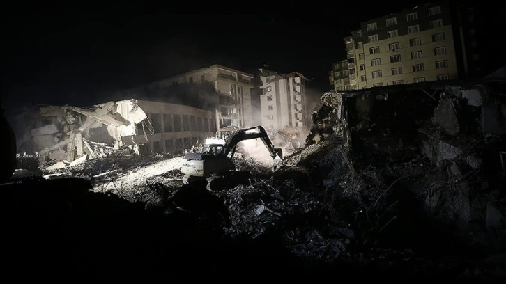 Depremde yıkılan Rönesans Sitesi'nin zemin etüdü mühendisi suçu binayı inşa edenlere attı