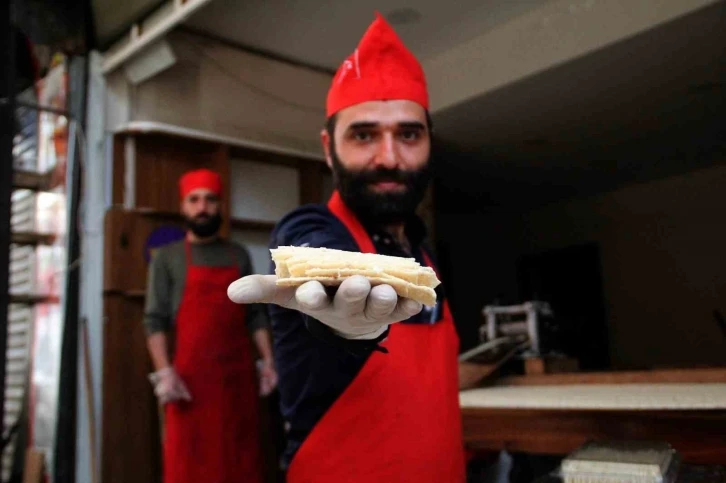 Depreme rağmen Hatay’ın ramazan sofralarına özel tatlısı ’küncülü helva’ üretiyorlar
