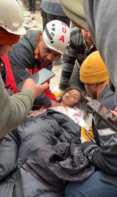 Depremin 106’ncı saatinde 2 kız çocuğu ve anne enkazdan sağ çıkarıldı
