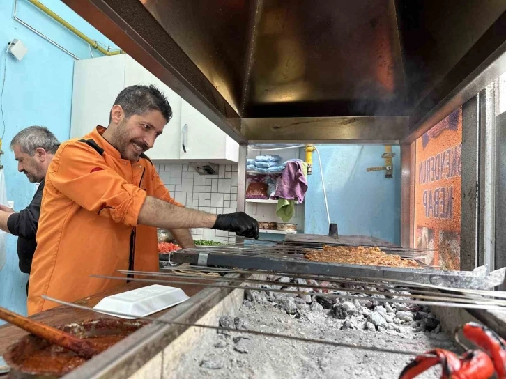 Depremin yıktığı Hatay’dan Eskişehir’e gelen kebapçı siparişlere yetişemiyor

