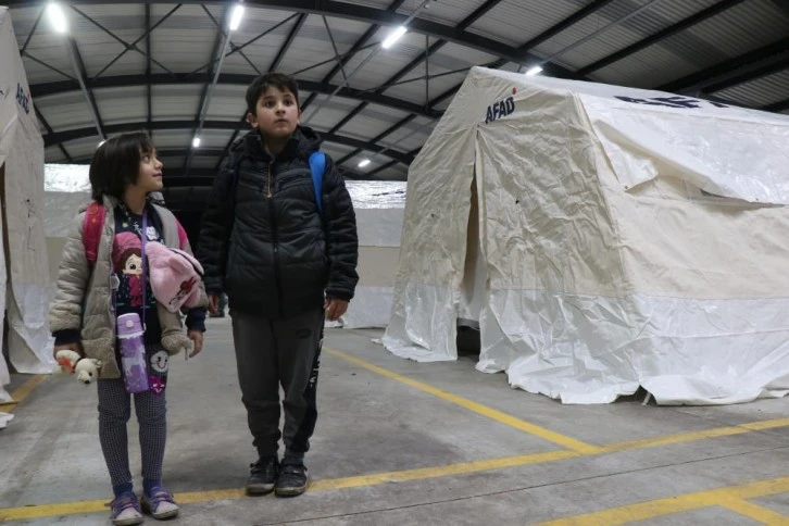 Depremzedeler için çadır kuruldu, vatandaşlar ilk geceyi çadırlarda geçirecek