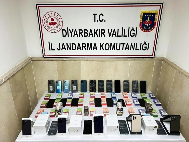 Diyarbakır’da kargo aktarma merkezinde çok sayıda kaçak ürün ele geçirildi
