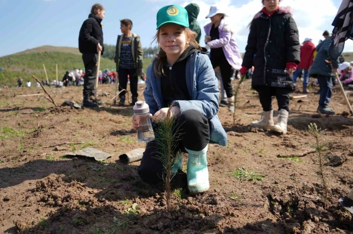 Dünya Ormancılık Günü’nde çocuklar bin fidan dikti