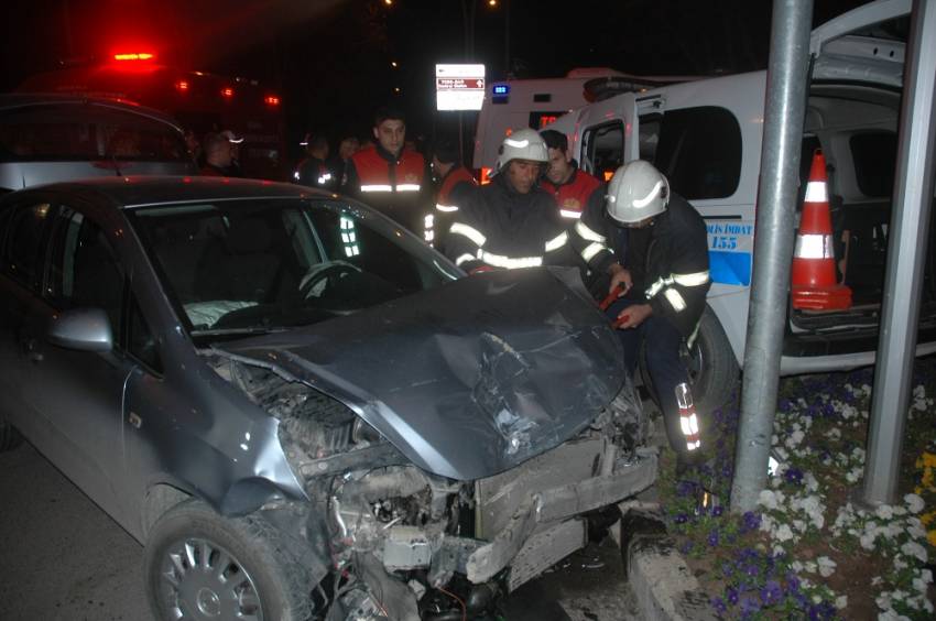 Adana’da trafik kazası: 3 polis yaralandı