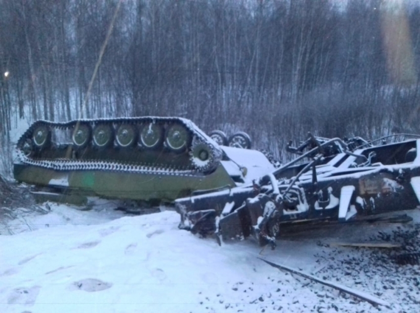 Rusya’da askeri araç taşıyan tren devrildi
