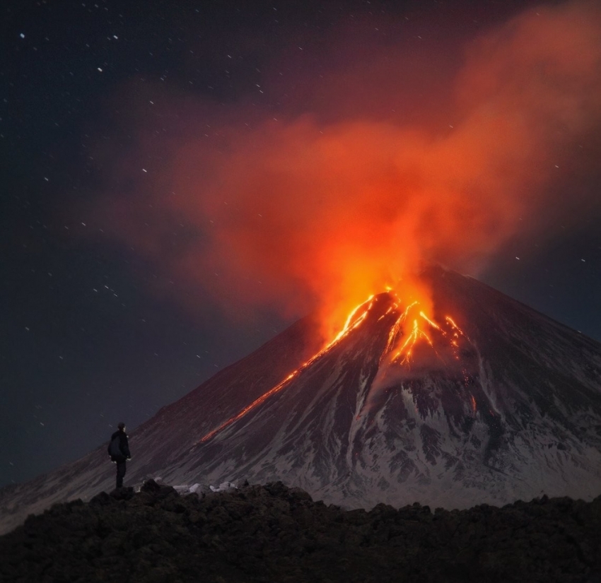 Avrasya’nın en aktif yanardağı 3 yıl aradan sonra lav püskürtmeye başladı