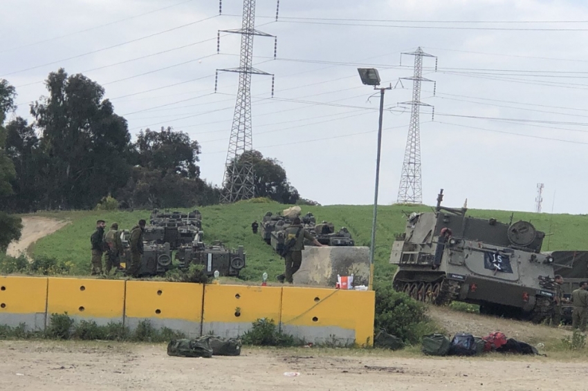 Gazze sınırında onlarca İsrail tankı konuşlandırıldı