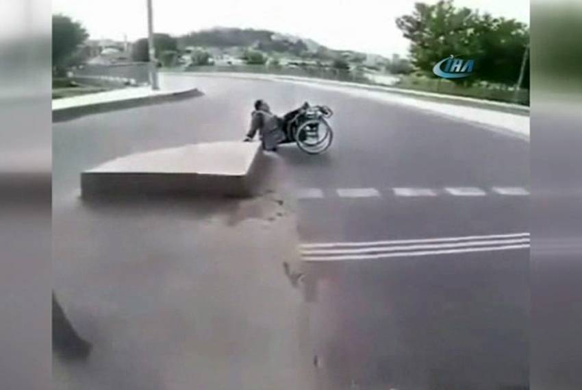Engelli adamın yardımına motosikletli genç koştu