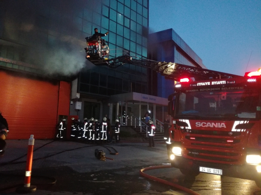 İstanbul’da 5 katlı iş merkezinde yangın