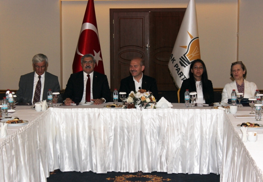 Bakan Soylu Hatay’da AK Parti’li belediye başkanlarıyla bir araya geldi