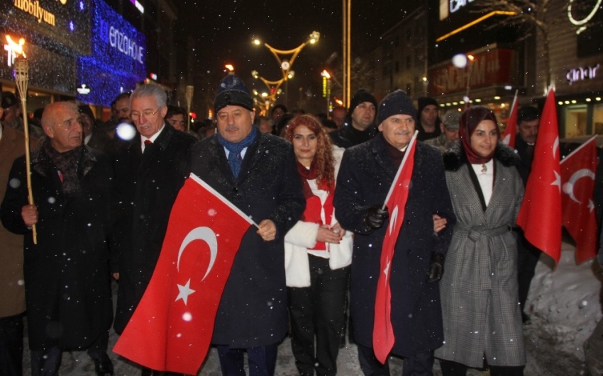 Binali Yıldırım memleketi Erzincan’da ‘Zafer Yürüyüşü’ne katıldı