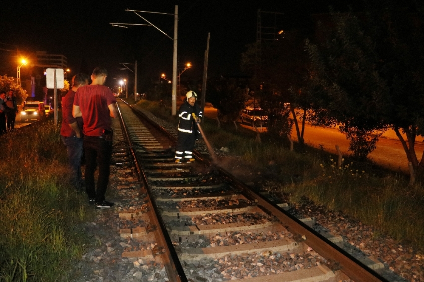 Tren hattı yanında yakılan ateş polisi alarma geçirdi