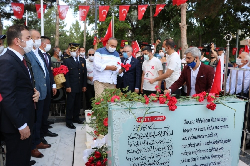 Şehit Astsubay Ömer Halisdemir mezarı başında anıldı