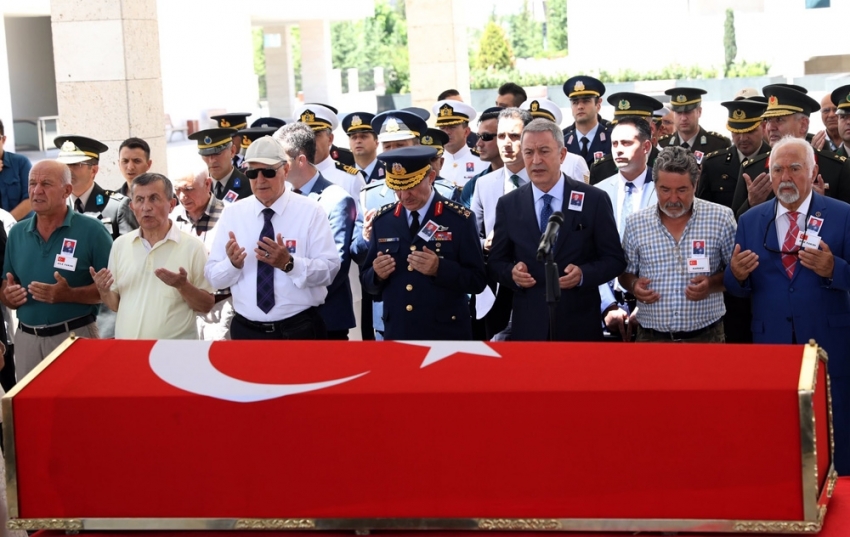 Bakan Akar, trafik kazasında vefat eden emekli Tuğgeneral’in cenazesine katıldı