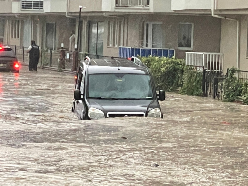 Aşırı yağışlar Mudanya'da hayatı felç etti 