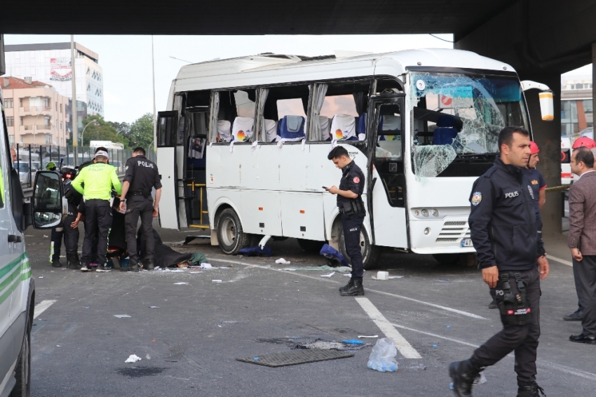 İşçileri taşıyan midibüs ticari araçla çarpışıp yan yattı: 1 ölü, 9 yaralı