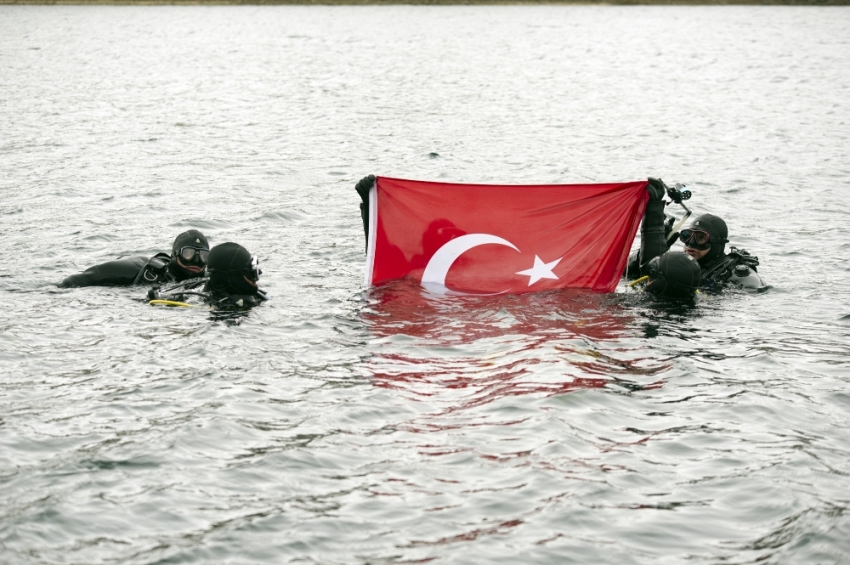 Suyun 20 metre altında Türk bayrağı açtılar