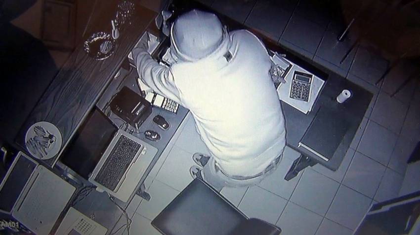 Restorana giren hırsız güvenlik kamerasına yakalandı