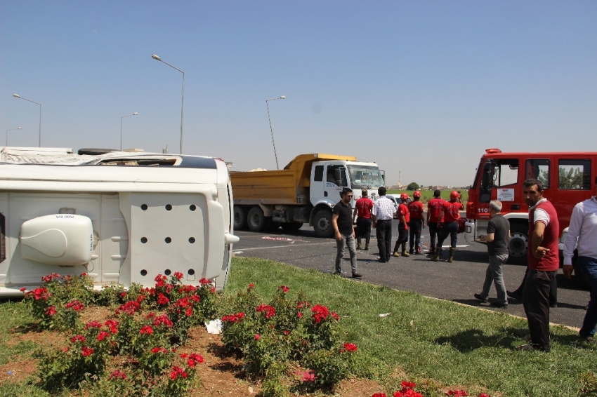 Tur minibüsü kamyonla çarpıştı: 15 yaralı