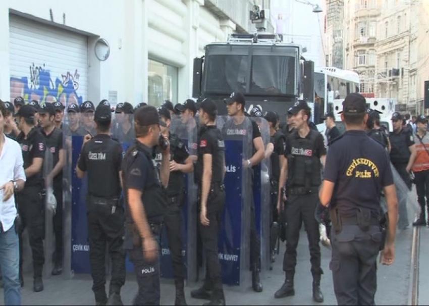 Taksim’de korsan gösteriye müdahale