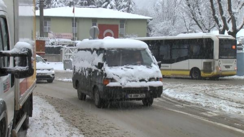 Bursa'da kar yağışı, hayatı olumsuz etkiledi