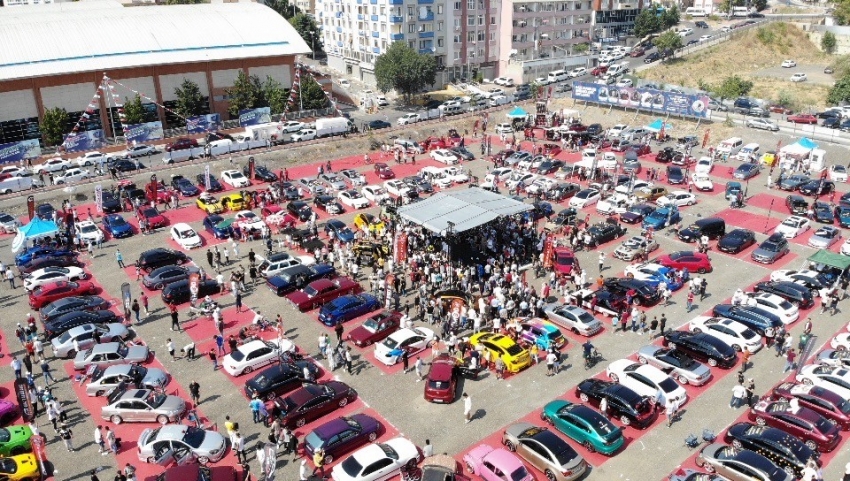 Kartal’da Modifiyeli Araç Festivali renkli görüntülere sahne oldu