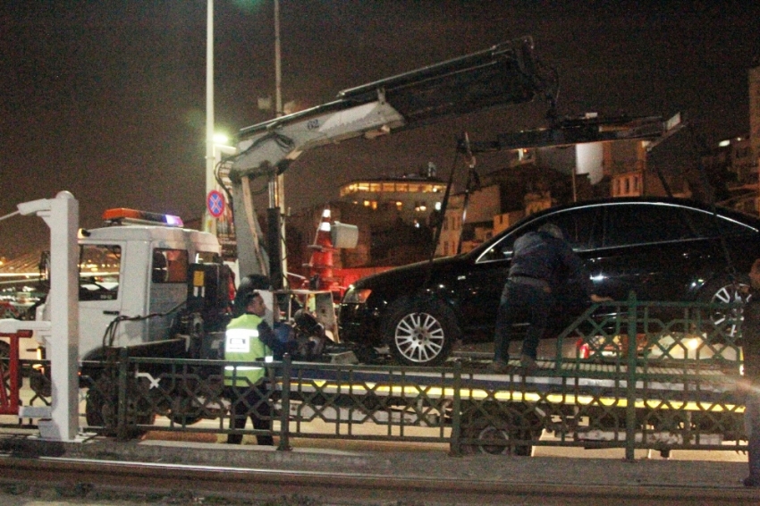 Karaköy’de kontrolden çıkan otomobil tramvay yoluna girdi