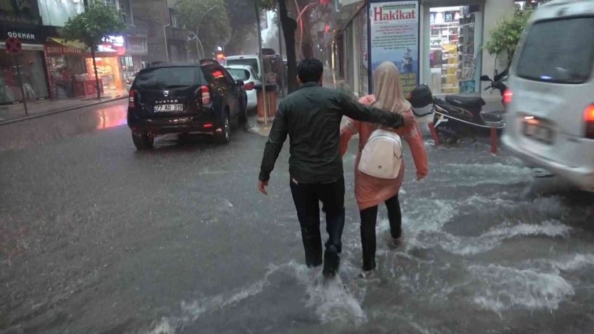 Yalova’da sağanak yağış etkili oluyor