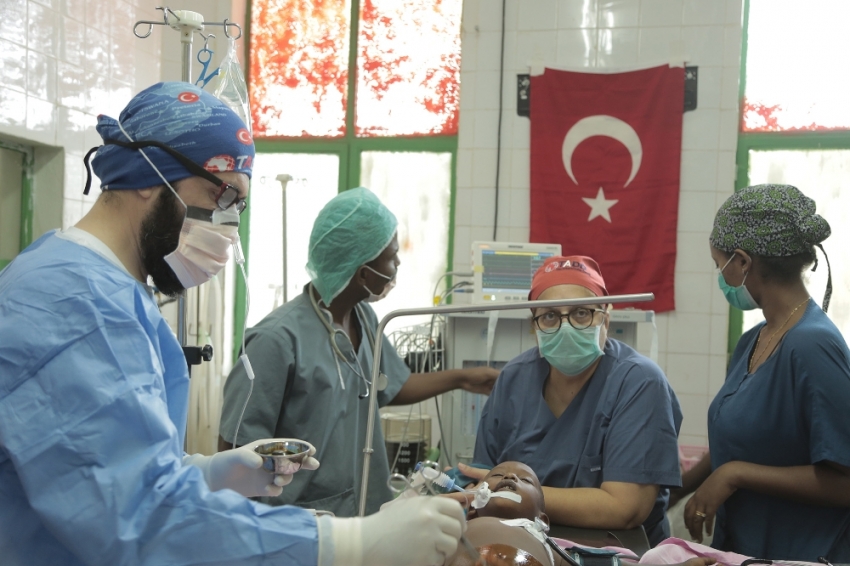 Türk doktorların dikkatiyle hayata tutundu
