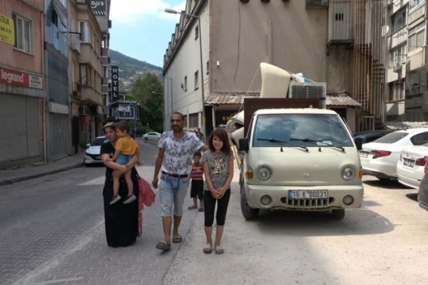 Bursa'da işsizlik bir aileyi sokakta bıraktı