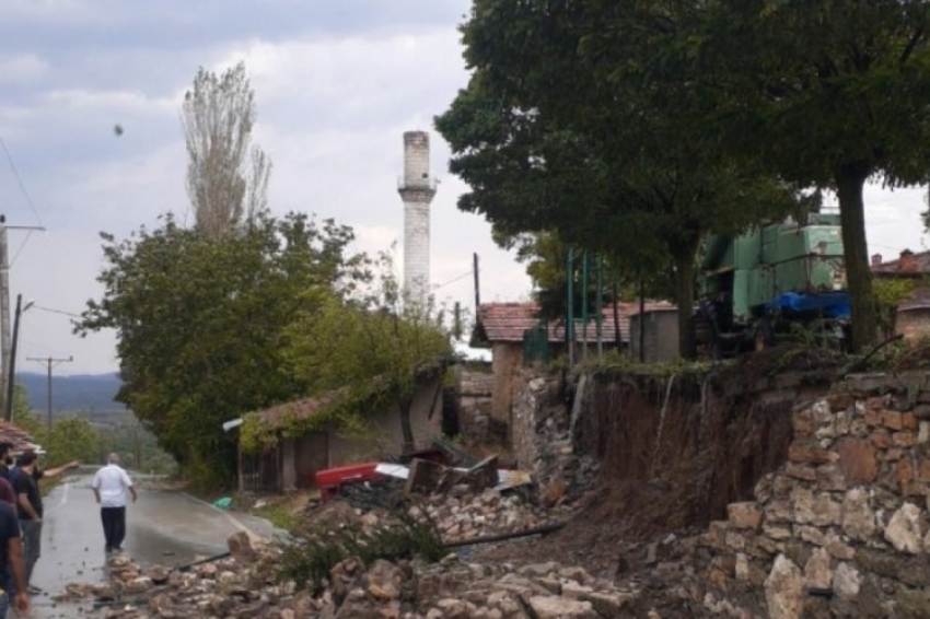 Bursa'da cami minaresi yıkıldı