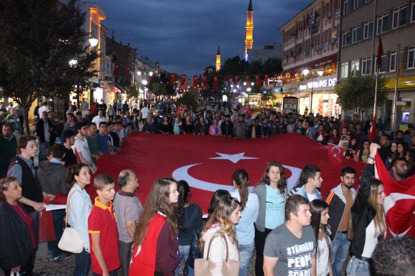 Türkiye şehitleri için tek yürek oldu