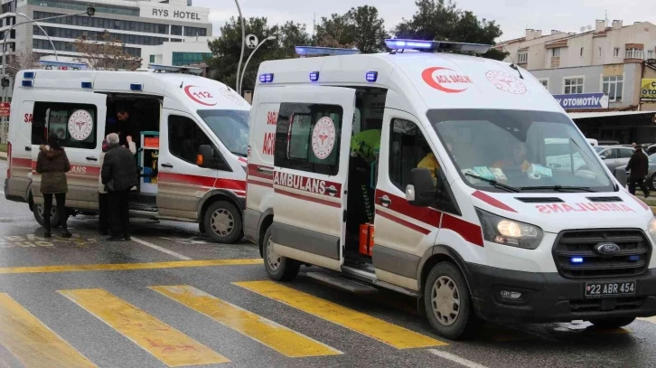 Edirne’de 3 otomobilin karıştığı kazada iki kişi yaralandı
