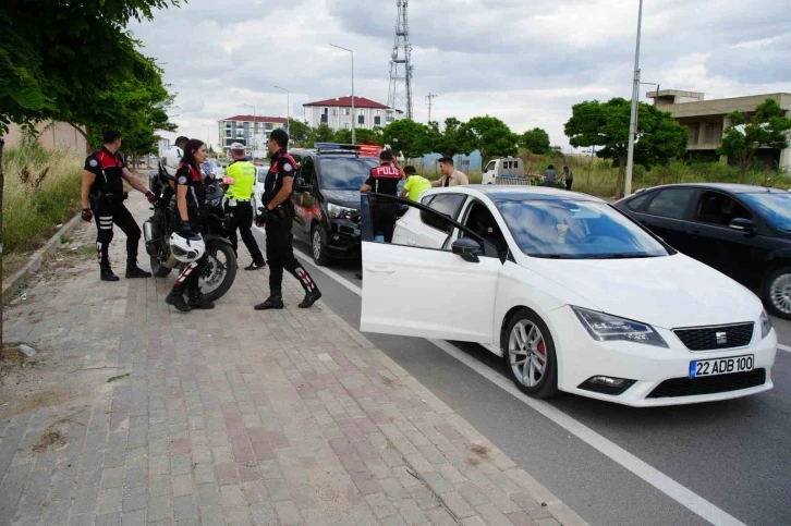 Edirne’de dur ihtarına uymadılar: Otomobilden uyuşturucu attılar
