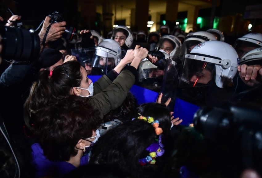 İstiklal Caddesi’nde polis ve kadınlar arasında arbede