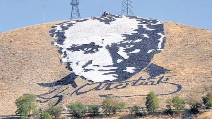 Üç bin askerle yapılan Atatürk portresi siliniyor