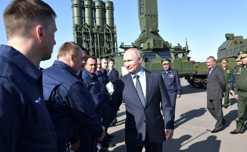 Füzeleri inceleyen Putin’e savaş uçakları eşlik etti
