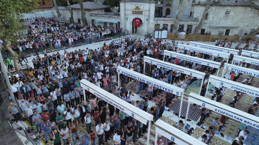 Binlerce vatandaş bayram namazı için Eyüp Sultan Camii’ne akın etti