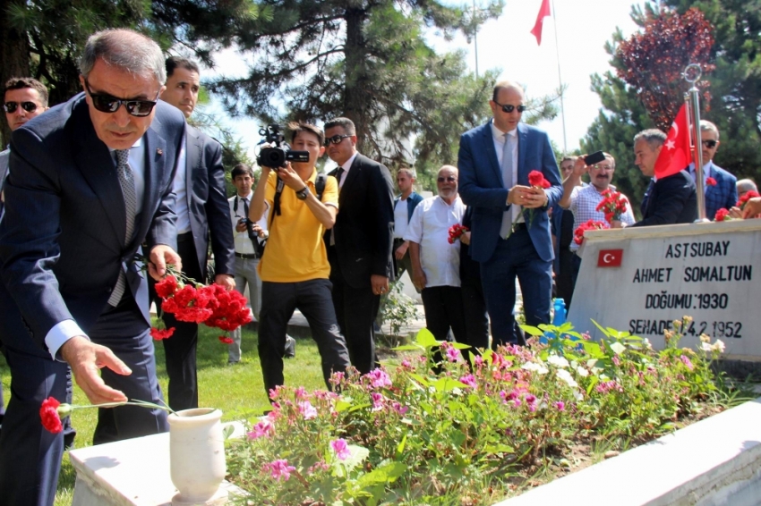 Bakan Akar Kayseri’de hava şehitliğini ziyaret etti