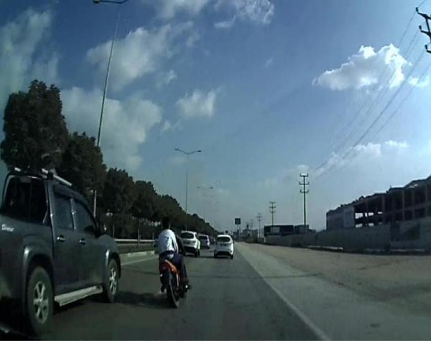 Bursa'da motosikletli gençlerin yaptığı kaza kamerada